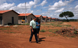 Secretário vistoria obras e entrega Cheques Moradia em Pugmil