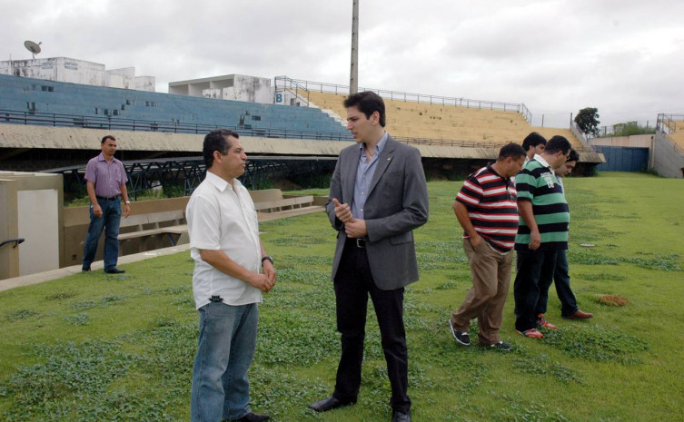O secretário Olyntho Neto vistoriou o estádio Niton Santos  ao lado do engenheiro civil, José Umbelino Pires
