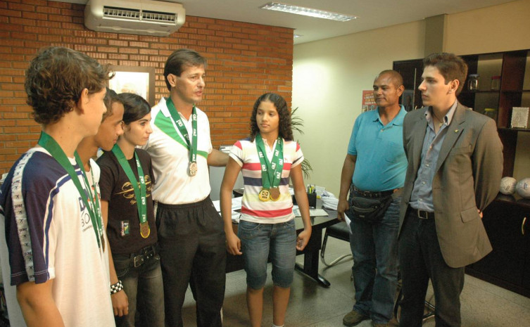 Atletas do judô tocantinense mostram medalhas conquistadas ao Secretário da Juventude e dos Esportes, Olyntho Neto