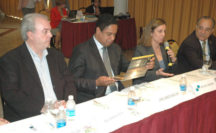Ministro Orlando Silva lendo material do Tocantins sobre a Copa do Mundo 2014