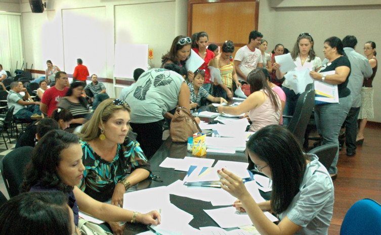 Profissionais selecionados para atuarem no ProJovem Urbano assinaram contrato nesta terça-feira, 31