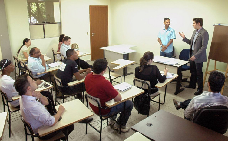 Secretário da Juventude e dos Esportes, Olyntho Neto, em reunião com representantes de órgãos que farão parte da comissão organizadora da 2ª Conferência Estadual da Juventude
