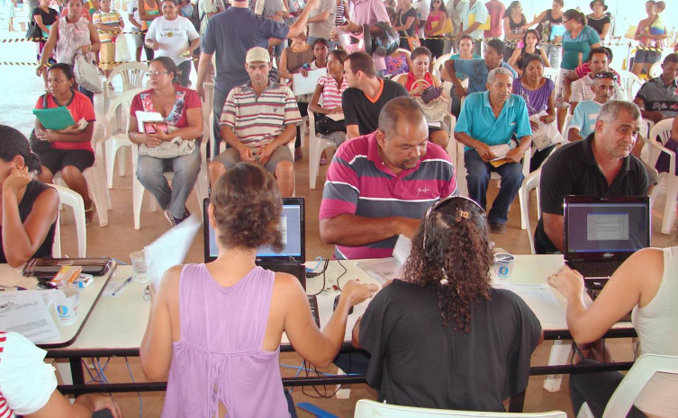 Moradores e proprietários de imóveis devem apresentar os documentos pessoais e do lote. Ao todo, já foram feitos 783 recadastramentos de imóveis no bairro