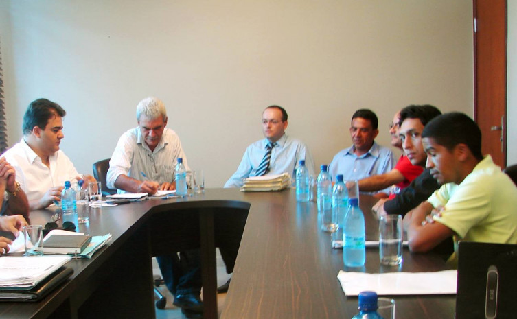 O secretário de Habitação, Igor Avelino e a equipe técnica da Sehab reuniram-se com os representantes das entidades