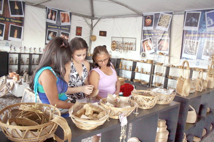 Exposição de peças oriundas de todo o Estado. O visitante pode ter acesso aos mais criativos e diferentes adornos que vão desde o capim dourado, peças em babaçu, cerâmica, buriti e outros adereços