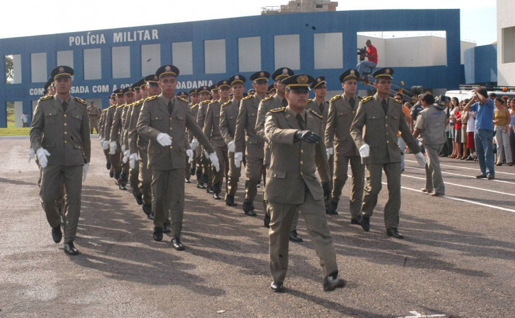 O secretário chefe da Casa Militar homenageia a todos os policiais militares, em celebração pelo Dia do Soldado