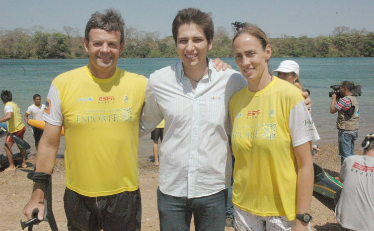 O secretário da Juventude e dos Esportes, Olyntho Neto, entre os atletas olímpicos Lars Grael e Ida