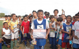 Alunos da escolinha Nilton Santos recebem brinquedos em comemoração ao Dia das Crianças