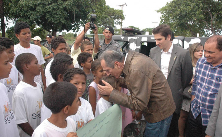 Crianças apresentaram faixas e cartazes em agradecimento pelo funcionamento dos 10 núcleos do Segundo Tempo no Tocantins e emocionaram o ministro