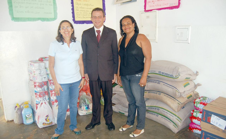 O vice-presidente do IGEPREV, Hélio Sobrinho, entrega os donativos arrecadados junto aos servidores do órgão à voluntária Maria Deuselice e à coordenadora do Abrigo, Deuzilene Borges