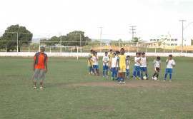 Equipe da Escolinha Nilton Santos realiza último treino antes de viajar para São Paulo