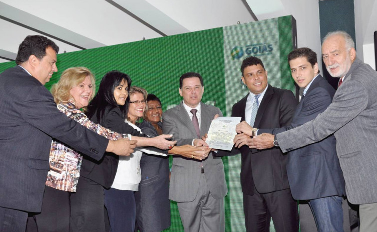 O secretário Olyntho Neto ao lado do ex-jogador Ronaldo Nazário e o governador de Goiás, Marconi Perillo, durante apresentação da Carta do Fórum