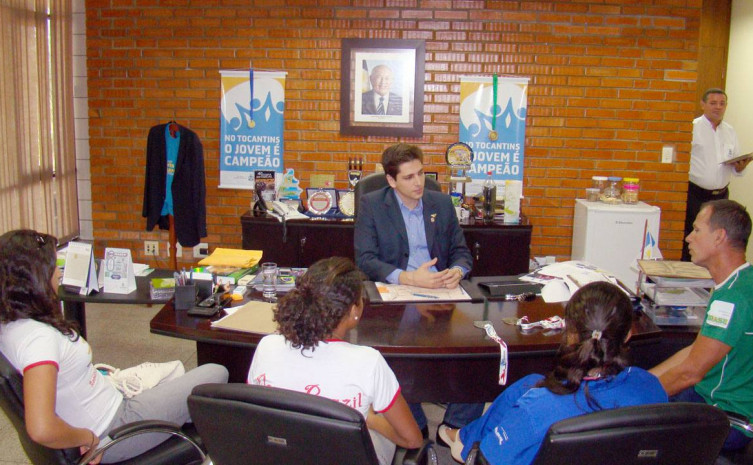 O secretário Olyntho Neto se reuniu com a atleta tocantinense campeã panamericana de canoagem, Ediléia Matos