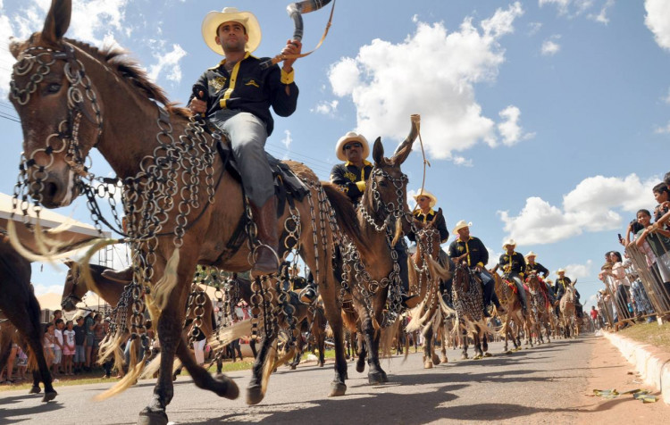 Cerca de 40 comitivas compuseram a cavalgada, que abriu oficialmente a Expoara
