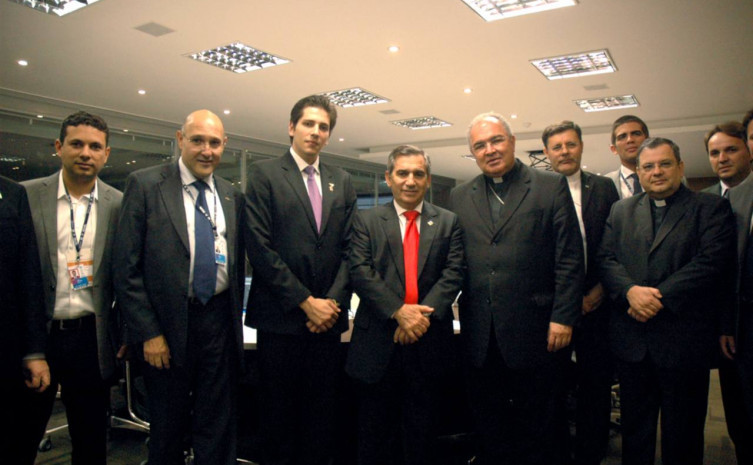 Olyntho Neto, o ministro Gilberto Carvalho (centro) e a comissão da JMJ