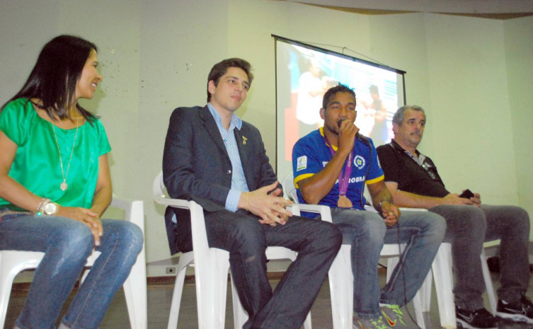 Ao lado do secretário Olyntho Neto, medalhista emocionou a todos com sua história de vida
