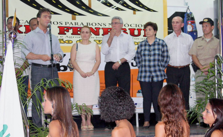O evento contou com a presença de autoridades locais e estaduais, entre elas o secretário da Indústria e do Comércio, Paulo Massuia
