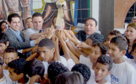 Alunos da Escolinha Nilton Santos recepcionam jogadores da Seleção Brasileira de Futsal
