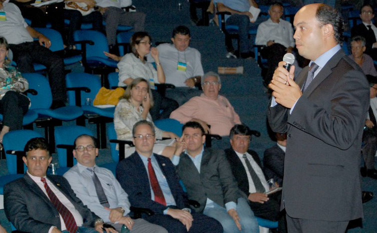 “Prefeito que ficar só no município está fadado ao fracasso, é preciso fazer parcerias, se articular, buscar soluções e o Governador Siquera Campos está oferecendo essa oportunidade, destacou Sandoval Cardoso.