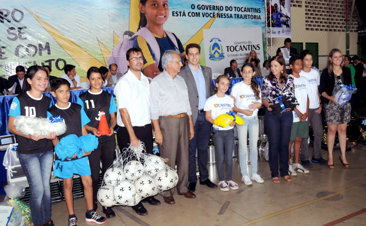 Além dos telecentros, foram entregues vários benefícios como materiais esportivos para a implantação de uma escolinha de iniciação esportiva na cidade