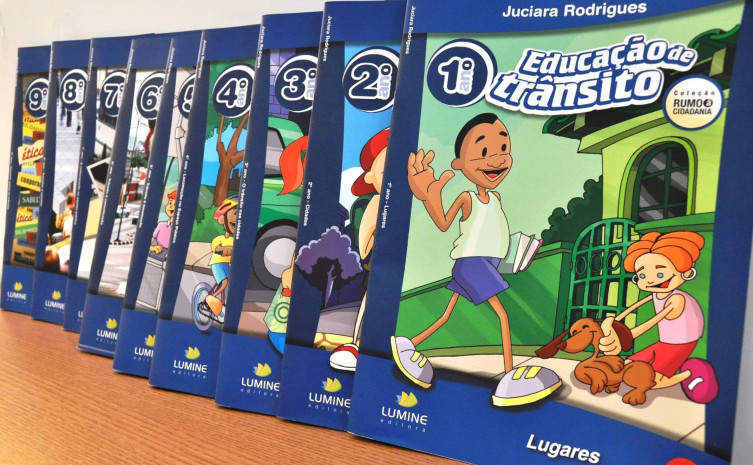 Livros que vão ser utilizados para educação dos estudantes do Estado sobre o trânsito