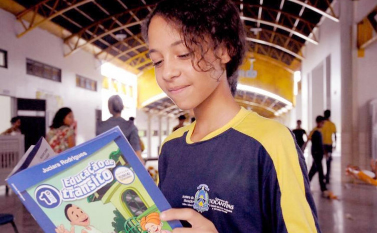Cerca de 270 mil alunos serão beneficiados com a inserção do tema trânsito no cotidiano escolar. 
