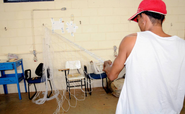 Cerca de 60 reeducandos trabalham em Palmas e em Araguaína, fabricando bolas e redes. 