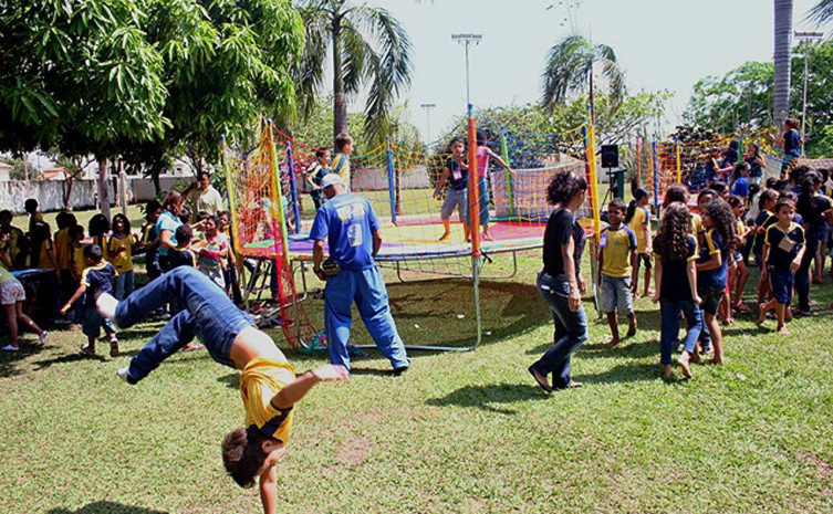 Criançada se divertiu com a festa oferecida pelo governo do Estado. 