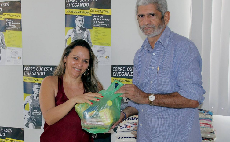 Com o secretário Rodolfo Botelho, a empresária Kátia Fraz entrega alimentos na sede da SEL e retira kits