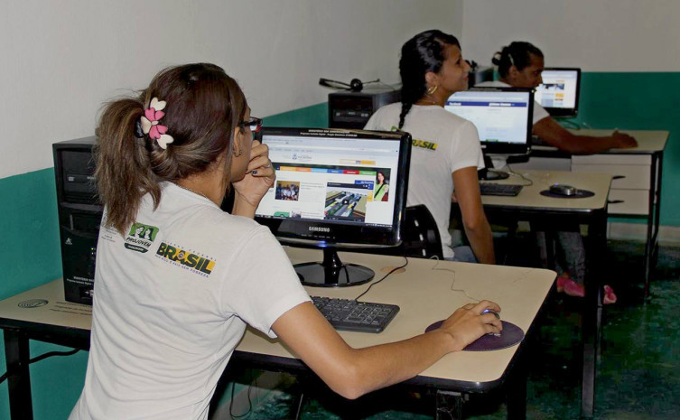 Nos Telecentros, jovens encontram informação, conhecimento e qualificação profissional 