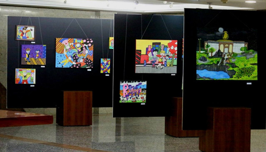 A mostra coletiva aborda a temática infância e reúne telas de artes plásticas de estudantes aprendizes do 6º ao 9º ano