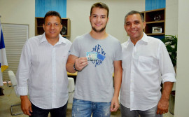 Detran do Tocantins emite a primeira Carteira de Habilitação do piloto da Stock Car, Felipe Fraga