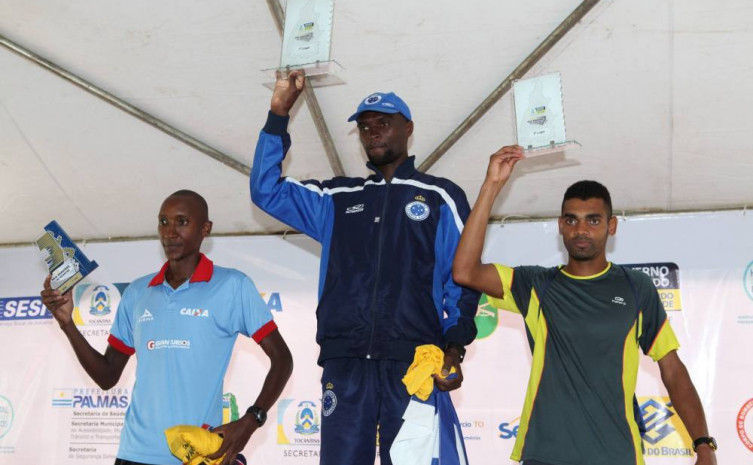 undes (C) vencedor da corrida ao lado de Kori (E) e Júnior no pódio