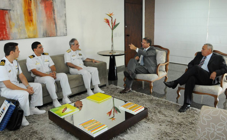 O governador Marcelo Miranda recebeu em seu gabinete o comandante do 7º Distrito Naval e se sua equipe