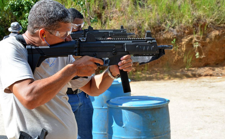 O curso contém exercícios de tiro, onde os policiais são acompanhados de perto pelos instrutores