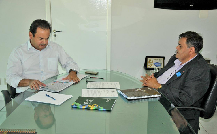 Roberto Pires-Pres da FIETO(E)-Carlos Alberto Dias-Pres da Jucetins(D)-Visita Pres Jucetins na FIETO para parceria no ENAJ 2015-Foto Carlos Magno (10).JPG