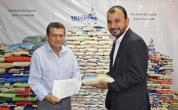 Secretário de Estado do Esporte, Salim Milhomem, recebe do presidente da Agência Tocantinense de Saneamento, Eder Martins, inscr.JPG