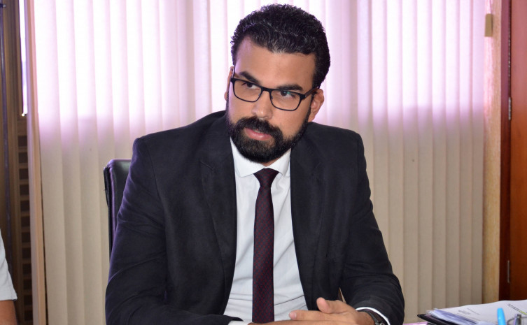 O superintendente de Assuntos Jurídicos da Sesau, Pabllo Félix, reforçou que o licitante tem a obrigação de cumprir a proposta que ofertou à administração