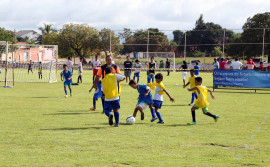 Alunos da Escolinha de Futebol Nilton Santos ganham comemoração antecipada do Dia das Crianças
