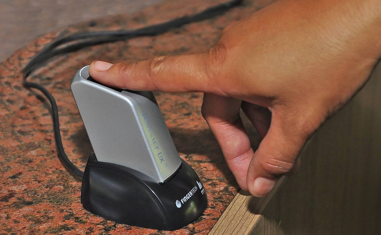 A segunda fase do recadastramento é presencial e inclui a coleta de digitais
