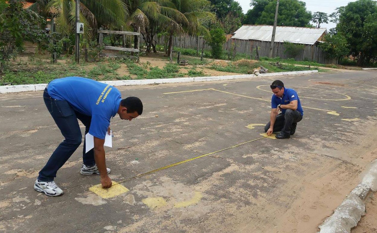 Fiscais do Detran vistoriam pista irregular para a prática de direção veicular