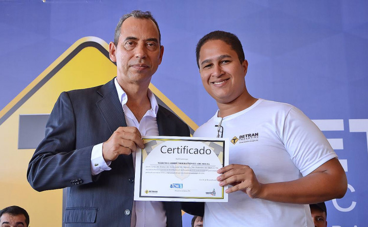 Ao todo, 21 alunos receberam das mãos do presidente do órgão, coronel Eudilon Donizete Pereira, os certificados de conclusão da capacitação