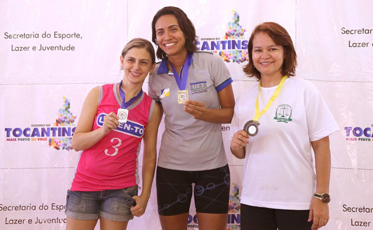 Primeiras colocadas no tênis de mesa dos Jogos dos Servidores