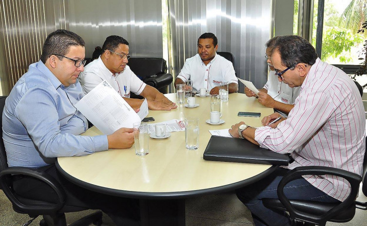 Geferson Barros apresentou, em seu gabinete, a proposta aos integrantes do Sindicato dos Trabalhadores em Saúde do Estado do Tocantins (Sintras)