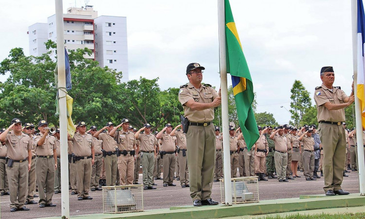 Artigo, No Dia da Bandeira, mais uma continência à bandeira