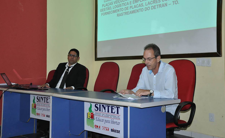 Vice presidente do Detran e  Consultor empresarial apresentam a proposta da audiência.