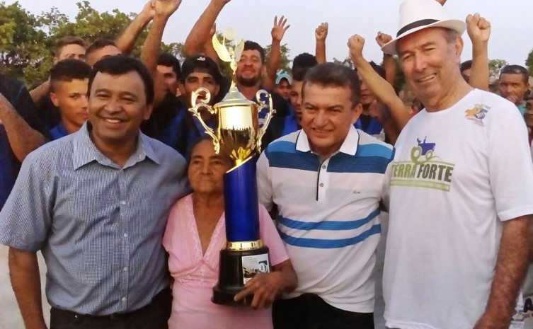 Secretário do Esporte, Salim Milhomem, com o deputado Elenil da Penha, autor da  emenda que destina recurso para a reforma do Estádio de Aragominas