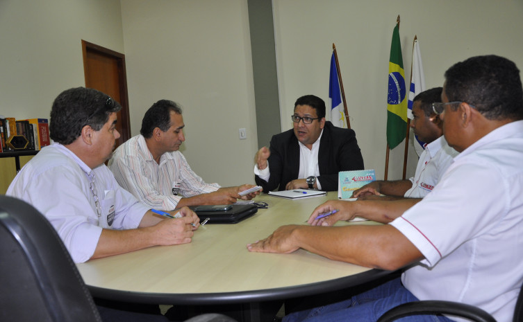 O secretário da Administração Geferson Barros recebeu diretores do Sintras nesta terça