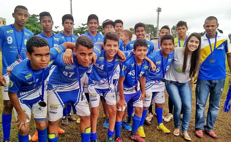 Garotos da equipe Sub-15 da Arne 64, após jogos da Copa de Futebol de São Luís dos Montes Belos