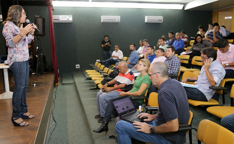 Durante as oficinas são apresentados os editais, diretrizes dos programas e repassadas orientações de planejamento das propostas